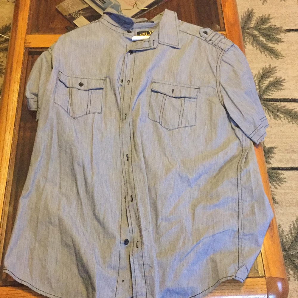 Men’s grey and black shirt